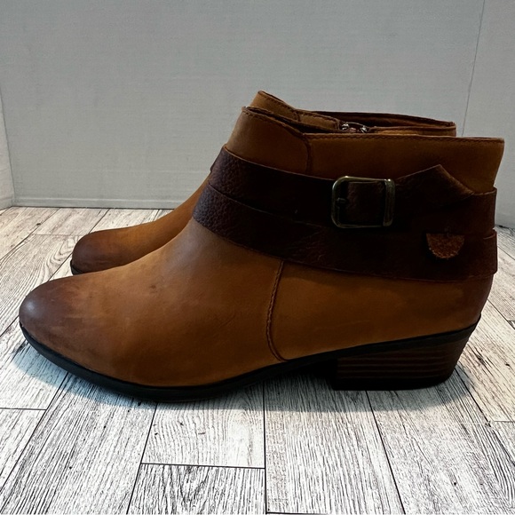 Clarks Addiy Cora tan Brown nubuck ankle Boots Distressed  strap buckle 8.5M Zip - Picture 6 of 13